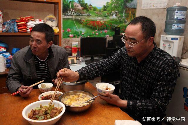 「14人等你一個」！妻子下班後被推進廚房　跨年飯上崩潰「爆發10年委屈」：日子沒法過了