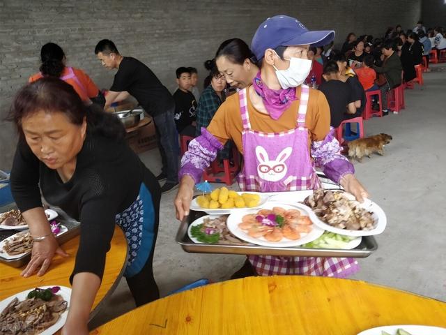 「14人等你一個」！妻子下班後被推進廚房　跨年飯上崩潰「爆發10年委屈」：日子沒法過了