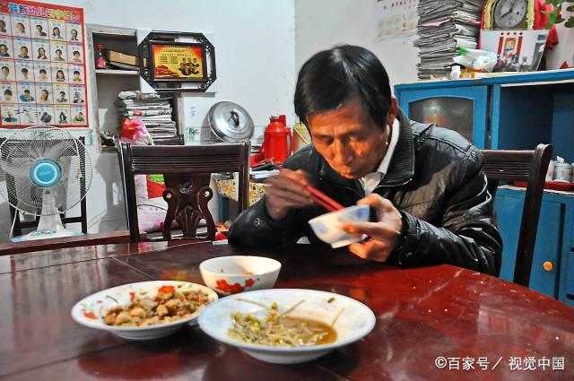 「14人等你一個」！妻子下班後被推進廚房　跨年飯上崩潰「爆發10年委屈」：日子沒法過了