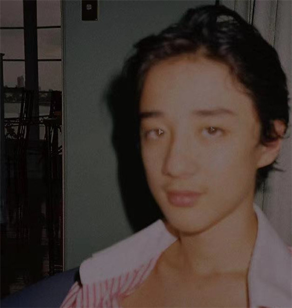《寶貝計劃》萌娃近照曝光！15歲「長成厭世臉」顔值變化超大　鬍渣明顯「模樣激似成龍」難認出