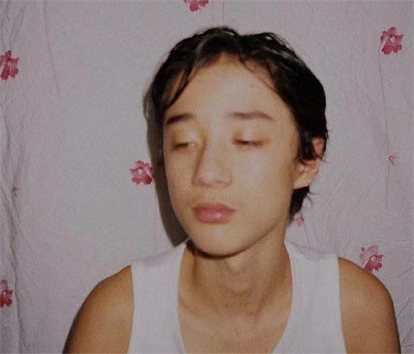 《寶貝計劃》萌娃近照曝光！15歲「長成厭世臉」顔值變化超大　鬍渣明顯「模樣激似成龍」難認出