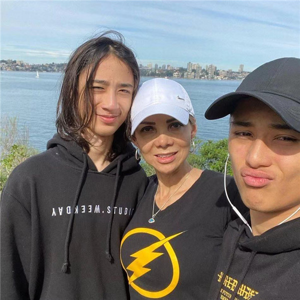 《寶貝計劃》萌娃近照曝光！15歲「長成厭世臉」顔值變化超大　鬍渣明顯「模樣激似成龍」難認出
