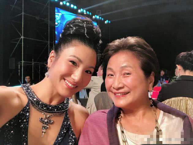 「華夫人」鄭佩佩女兒「42歲高齡懷孕」她笑喊：我要當阿嬤了！愛女首曬「洋尪手捧孕肚」一家三口超幸福