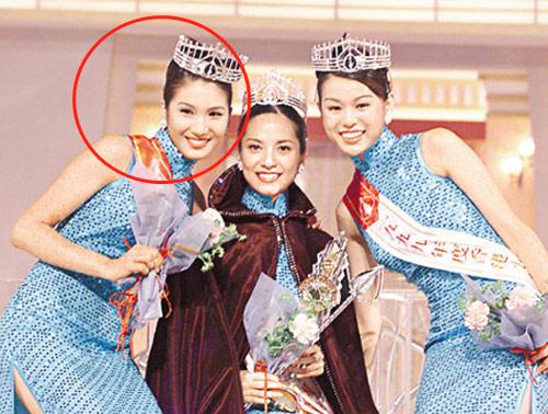 「華夫人」鄭佩佩女兒「42歲高齡懷孕」她笑喊：我要當阿嬤了！愛女首曬「洋尪手捧孕肚」一家三口超幸福