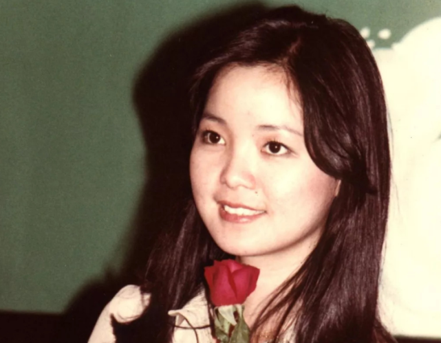 舊到發霉也不洗！林青霞曬閨蜜「35年前送的Lv箱」　誇王祖賢鄧麗君「私下真實面」甜秀姐妹情
