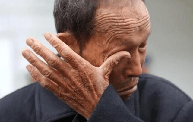 女兒高考估分612！父親喜極而泣「提前擺酒宴請全村」　成績公佈後「臉面掉一地」：賀早了