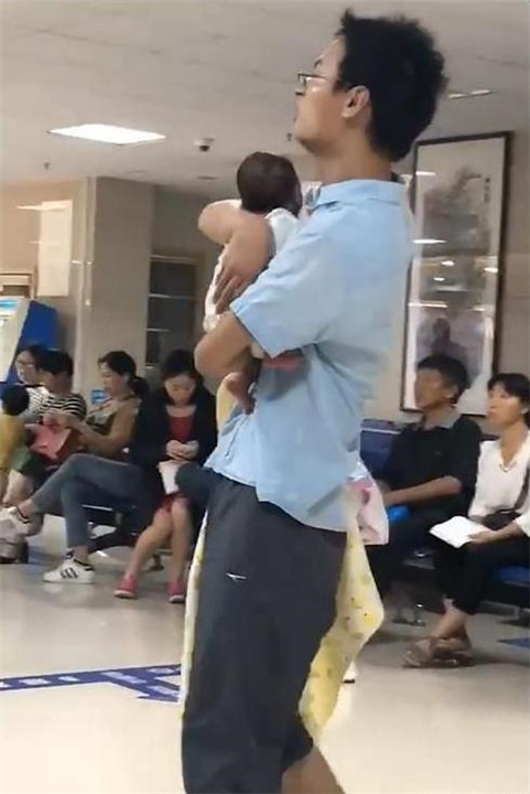 人販子嗎？醫院內男子慌張抱嬰「形跡可疑」　路人看傻「準備報警」寶媽忙制止：是爸爸啦