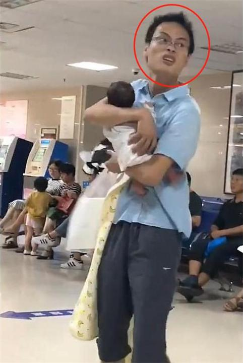 人販子嗎？醫院內男子慌張抱嬰「形跡可疑」　路人看傻「準備報警」寶媽忙制止：是爸爸啦
