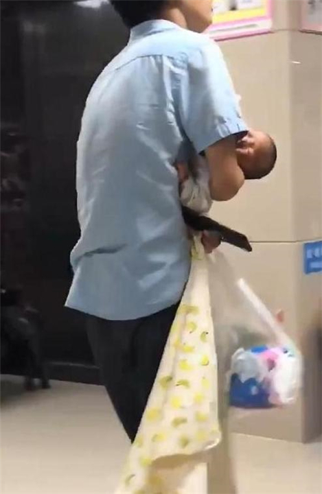 人販子嗎？醫院內男子慌張抱嬰「形跡可疑」　路人看傻「準備報警」寶媽忙制止：是爸爸啦