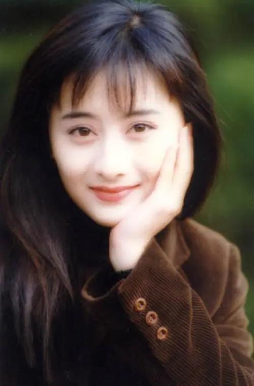 46歲「瓊女郎」陳德容好逆齡！穿浴袍出鏡美貌依舊　嫁百億富豪9年「相約不生子」卻離婚收場