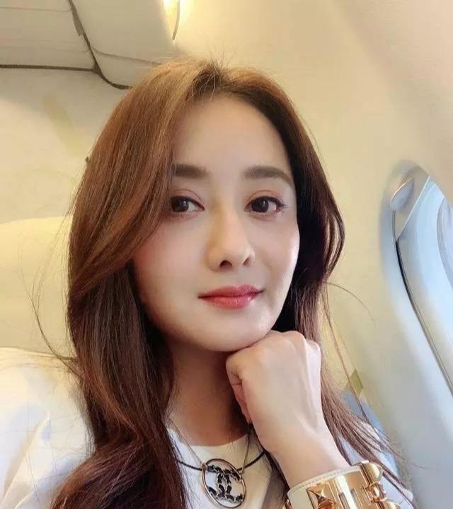 46歲「瓊女郎」陳德容好逆齡！穿浴袍出鏡美貌依舊　嫁百億富豪9年「相約不生子」卻離婚收場