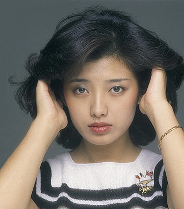62歲山口百惠近照曝光！首度「與兒媳婦同框」滿面笑容優雅依舊　21歲當紅「為愛隱退當人婦」仍是贏家