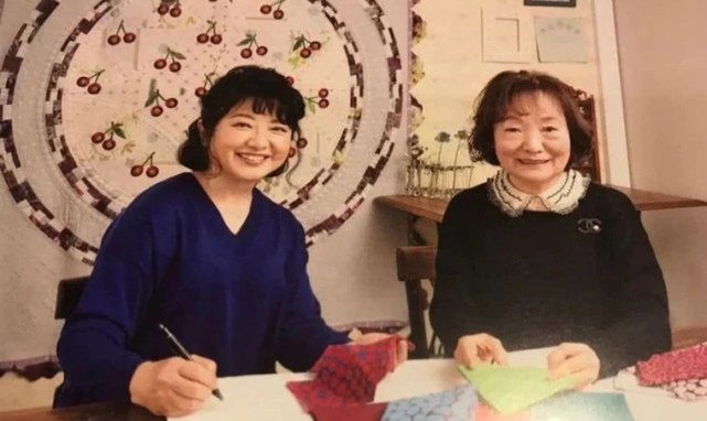 62歲山口百惠近照曝光！首度「與兒媳婦同框」滿面笑容優雅依舊　21歲當紅「為愛隱退當人婦」仍是贏家