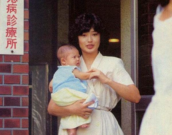 62歲山口百惠近照曝光！首度「與兒媳婦同框」滿面笑容優雅依舊　21歲當紅「為愛隱退當人婦」仍是贏家