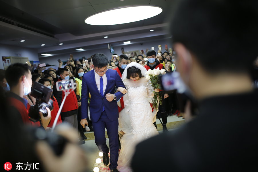 不需要新郎！21歲絕症女「夢想穿婚紗」志願者暖心幫圓夢　轉身簽「遺體捐獻書」把愛留人間