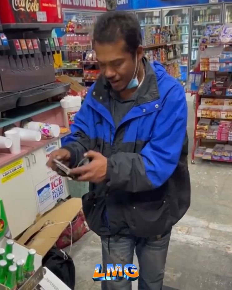 擦1次窗28元！窮街友「想湊4000元買眼鏡」　挨家挨戶求打工「超商店員一聽突伸手」百萬網友看哭