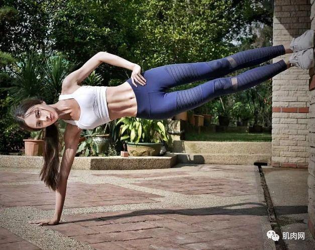 擁有體脂12％完美身材！大馬「鋼琴女神」曾憑出眾外形驚艷全球　今卻因「頻曬照遭批」PO文道歉