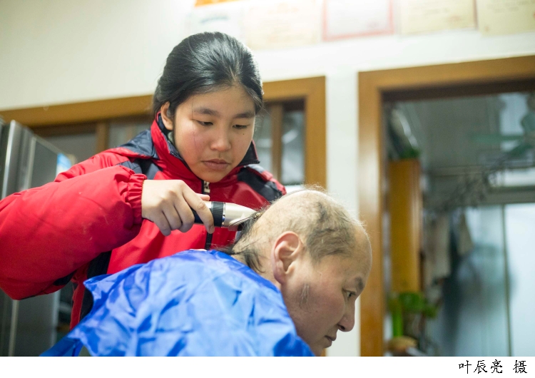 最美孝心！父重病遭判活不過2年「12歲女孩撐起全家」　當同學玩樂「她幫忙爸爸復健」很知足：全家相聚就好
