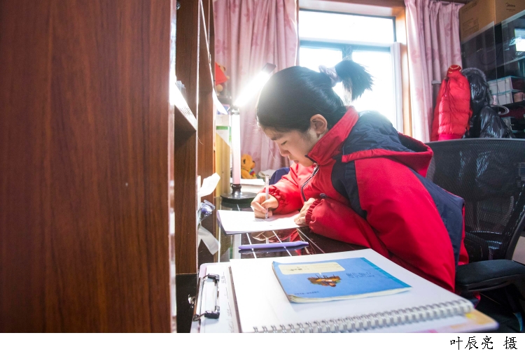 最美孝心！父重病遭判活不過2年「12歲女孩撐起全家」　當同學玩樂「她幫忙爸爸復健」很知足：全家相聚就好