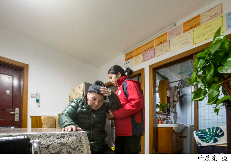 最美孝心！父重病遭判活不過2年「12歲女孩撐起全家」　當同學玩樂「她幫忙爸爸復健」很知足：全家相聚就好