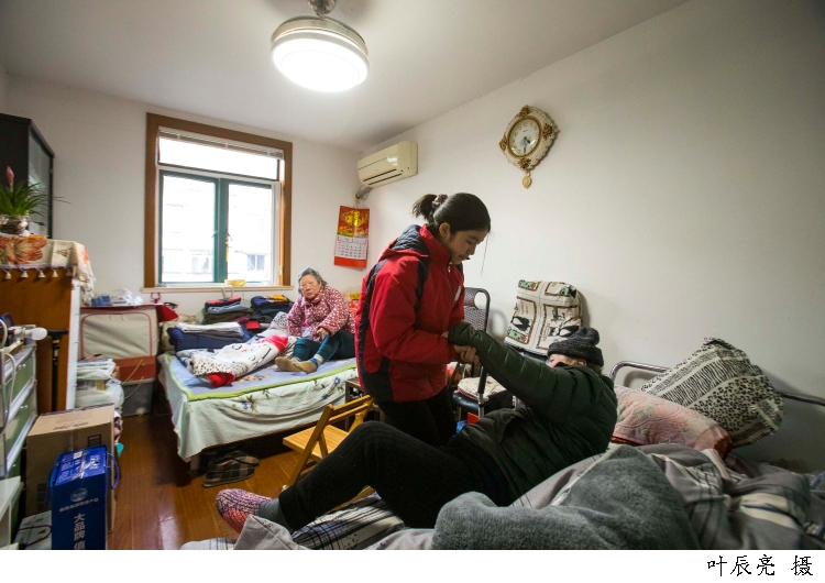 最美孝心！父重病遭判活不過2年「12歲女孩撐起全家」　當同學玩樂「她幫忙爸爸復健」很知足：全家相聚就好