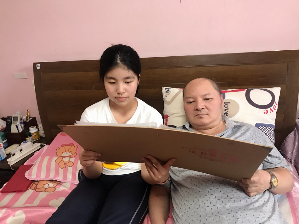 最美孝心！父重病遭判活不過2年「12歲女孩撐起全家」　當同學玩樂「她幫忙爸爸復健」很知足：全家相聚就好