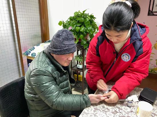 最美孝心！父重病遭判活不過2年「12歲女孩撐起全家」　當同學玩樂「她幫忙爸爸復健」很知足：全家相聚就好