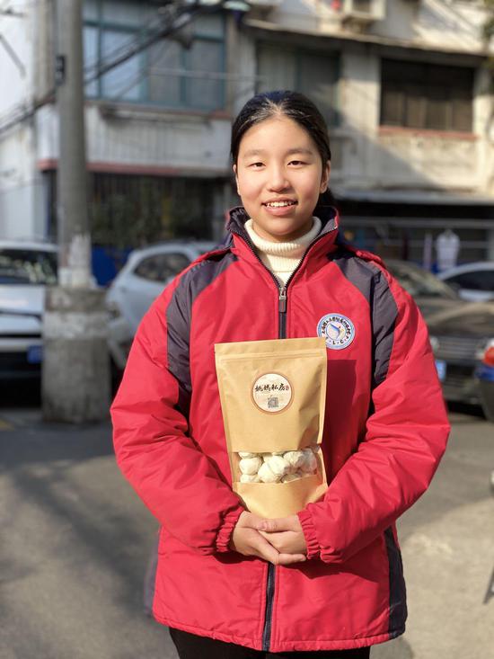 最美孝心！父重病遭判活不過2年「12歲女孩撐起全家」　當同學玩樂「她幫忙爸爸復健」很知足：全家相聚就好