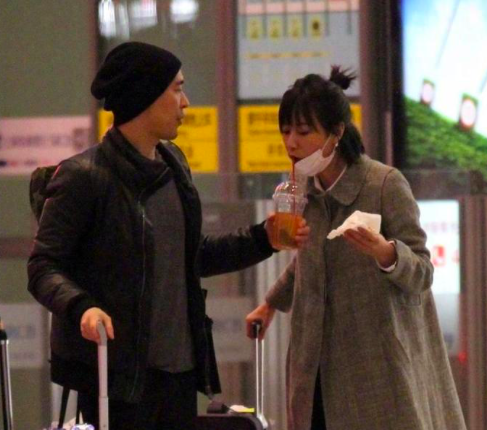 吵架了？徐靜蕾黃立行罕同框走機場「雙方表情冷漠」一前一後零互動　「姐弟戀11年」至今不結婚