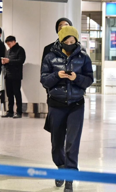 吵架了？徐靜蕾黃立行罕同框走機場「雙方表情冷漠」一前一後零互動　「姐弟戀11年」至今不結婚