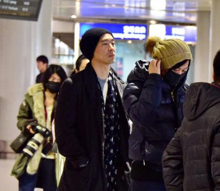 吵架了？徐靜蕾黃立行罕同框走機場「雙方表情冷漠」一前一後零互動　「姐弟戀11年」至今不結婚