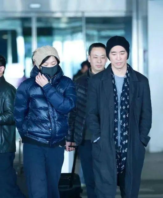 吵架了？徐靜蕾黃立行罕同框走機場「雙方表情冷漠」一前一後零互動　「姐弟戀11年」至今不結婚