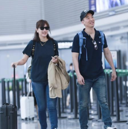 吵架了？徐靜蕾黃立行罕同框走機場「雙方表情冷漠」一前一後零互動　「姐弟戀11年」至今不結婚