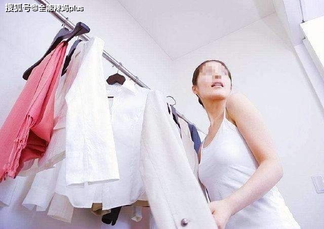 「媽 妳穿上衣服吧 」！寶媽洗澡後裹浴巾現身客廳　 9歲兒子一句話讓她「尬紅了臉」：男女有別