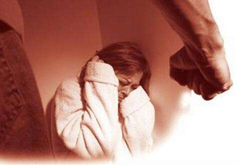 「媽 妳穿上衣服吧 」！寶媽洗澡後裹浴巾現身客廳　 9歲兒子一句話讓她「尬紅了臉」：男女有別