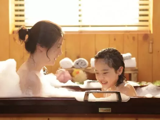 「媽 妳穿上衣服吧 」！寶媽洗澡後裹浴巾現身客廳　 9歲兒子一句話讓她「尬紅了臉」：男女有別