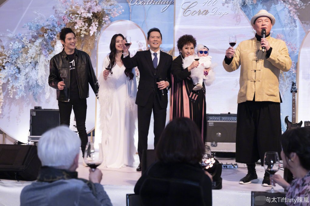 向佐郭碧婷女兒百日宴！向太全程抱孫女不撒手「小奶皇正臉」肉嘟嘟超可愛　曝料兒子兒媳「已在台北領證」