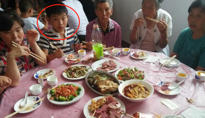  差輩分真尷尬！23歲外甥女接4歲舅舅放學「被門衛誤認是孩子他媽」　舅舅尷尬不語：叫不出口啊