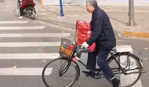 怕孫女冬天上學冷！暖心阿公給單車「自製防風鬥篷」接送　祖孫正面同框「溫馨畫面」網超感動