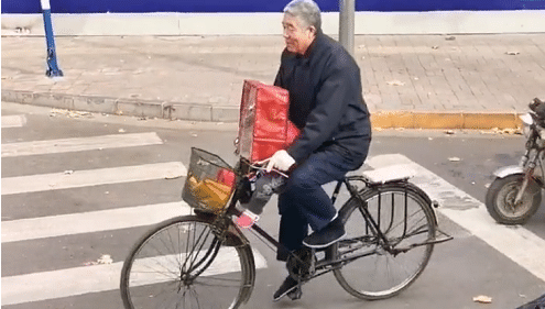 怕孫女冬天上學冷！暖心阿公給單車「自製防風鬥篷」接送　祖孫正面同框「溫馨畫面」網超感動