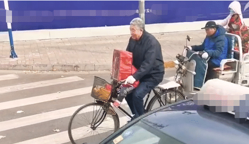 怕孫女冬天上學冷！暖心阿公給單車「自製防風鬥篷」接送　祖孫正面同框「溫馨畫面」網超感動