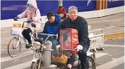 怕孫女冬天上學冷！暖心阿公給單車「自製防風鬥篷」接送　祖孫正面同框「溫馨畫面」網超感動