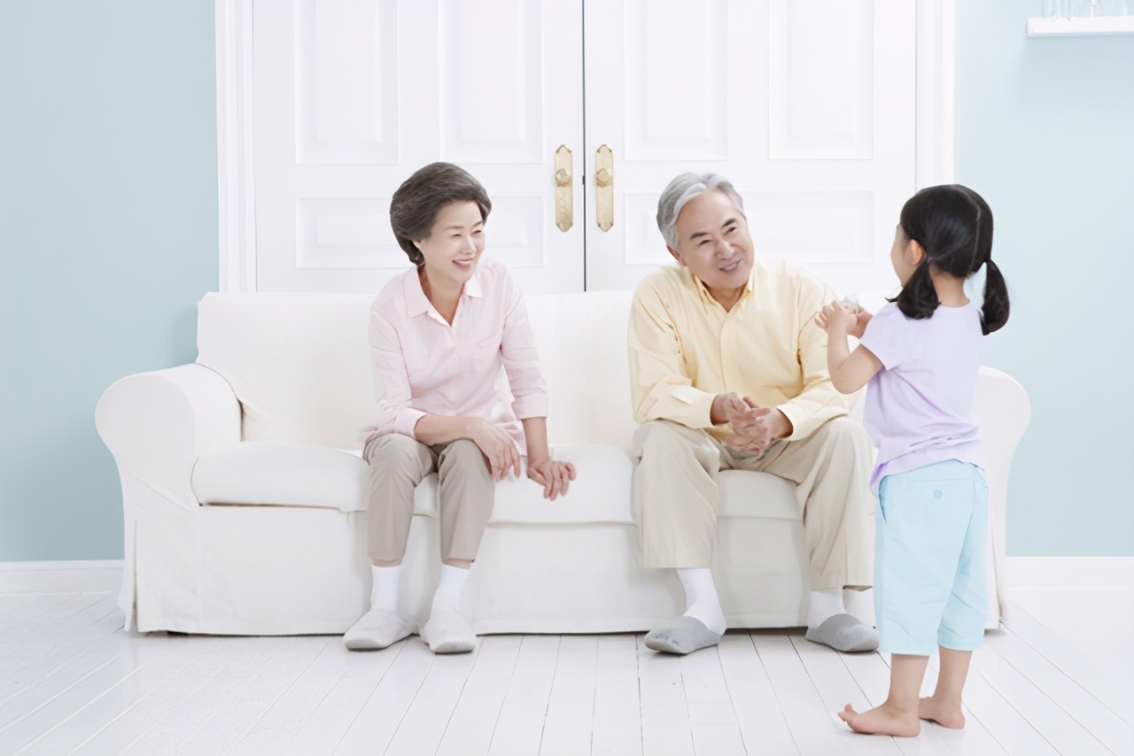 怕孫女冬天上學冷！暖心阿公給單車「自製防風鬥篷」接送　祖孫正面同框「溫馨畫面」網超感動