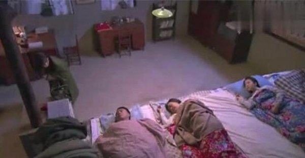 新婚8個月破滅！婆婆要求「全家睡一起」小叔也加入　人妻崩潰「內褲也被動過」：生眼睛沒看過！
