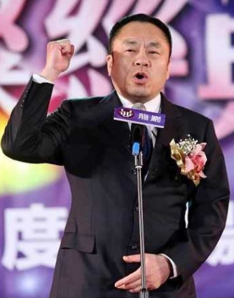 龍巖總裁急退位！知情人曝「差點被閻王抓走」：狀況很棘手　女兒出面「掌管事業大權」他嘆：毫無經驗