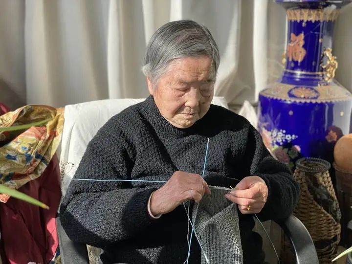 有媽的孩子像個寶！94歲媽媽「親手替69歲女兒織毛衣」怕她著涼　「一條一條織」神情專注感動網友：母愛偉大
