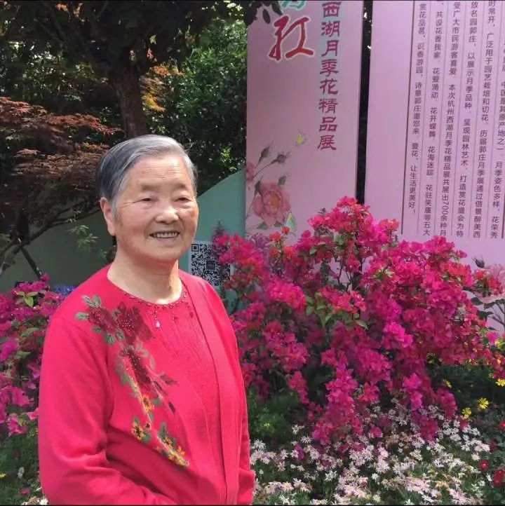 有媽的孩子像個寶！94歲媽媽「親手替69歲女兒織毛衣」怕她著涼　「一條一條織」神情專注感動網友：母愛偉大