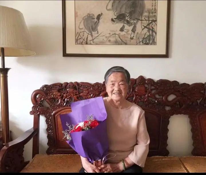 有媽的孩子像個寶！94歲媽媽「親手替69歲女兒織毛衣」怕她著涼　「一條一條織」神情專注感動網友：母愛偉大