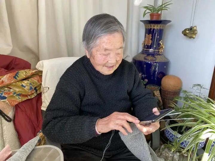 有媽的孩子像個寶！94歲媽媽「親手替69歲女兒織毛衣」怕她著涼　「一條一條織」神情專注感動網友：母愛偉大
