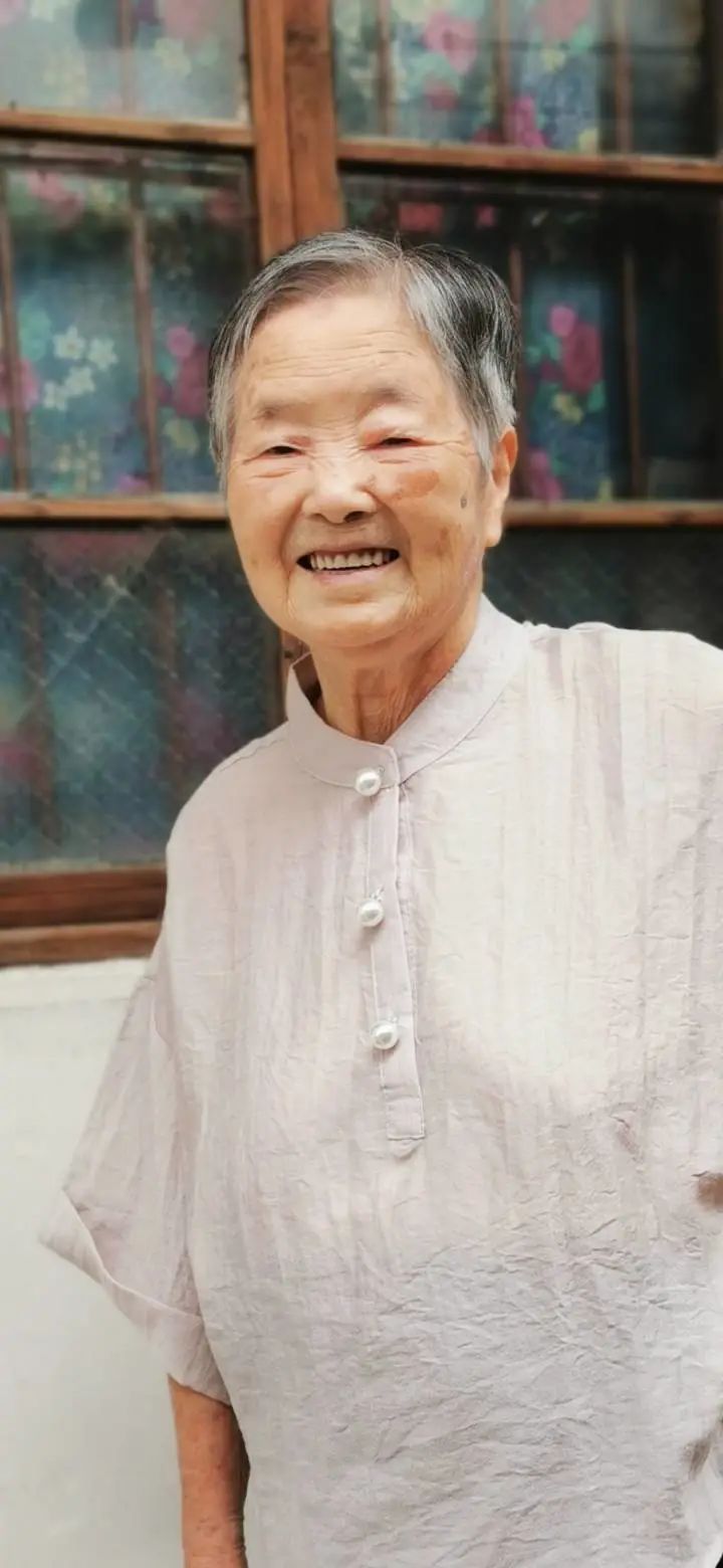 有媽的孩子像個寶！94歲媽媽「親手替69歲女兒織毛衣」怕她著涼　「一條一條織」神情專注感動網友：母愛偉大